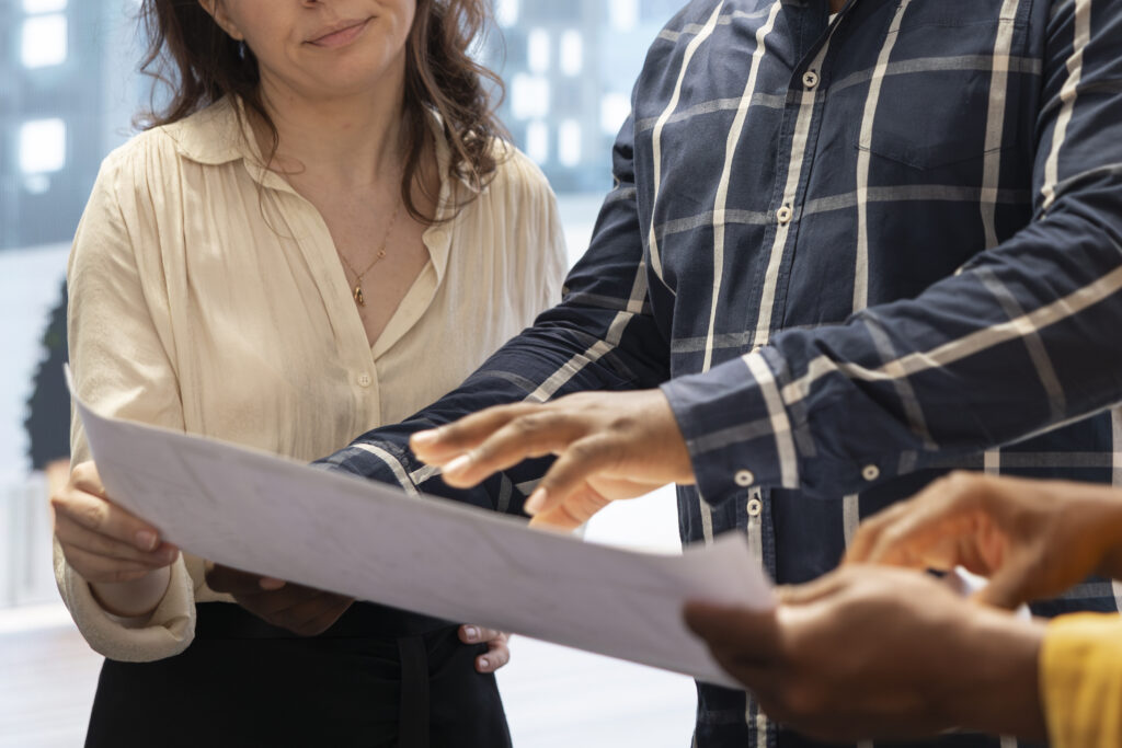 abogados de extranjería asesorando a solicitantes de asilo sobre la regularización masiva en España